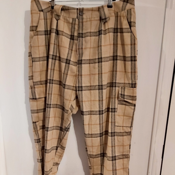 Shein beige plaid pant - Picture 5 of 5
